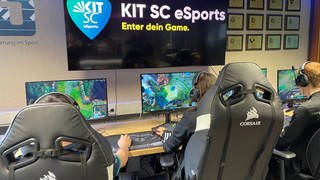 Team des KIT E-Sport Vereins beim LoL-Gaming an Computern im Trainingsraum