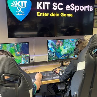 Team des KIT E-Sport Vereins beim LoL-Gaming an Computern im Trainingsraum