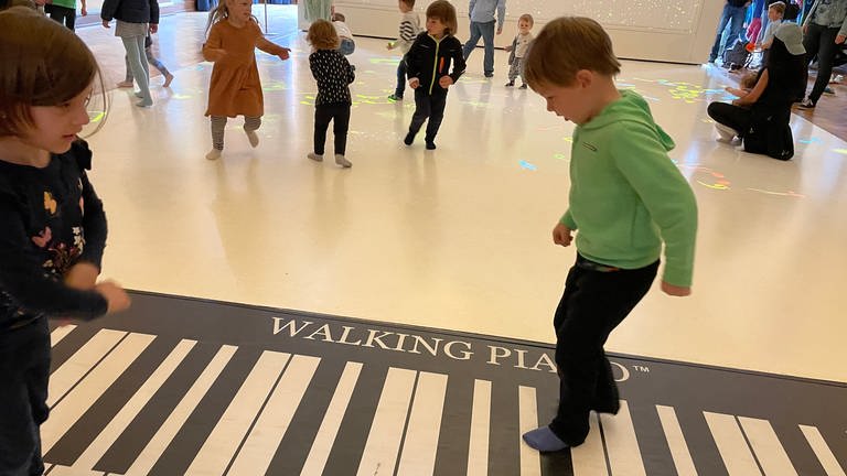 Kinder spielen auf dem "Walking Piano" in der Musikwelt Toccarion in Baden-Baden