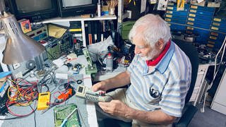 Der Fernsehtechniker Detlev Blaßmann aus Karlsruhe ist 80 und repariert seit über 60 Jahren alles was einen Stecker hat 