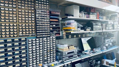 Der Fernsehtechniker Detlev Blaßmann aus Karlsruhe repariert alle technischen Geräte mit Stecker. In seiner Werkstatt befindet sich eine große Sammlung.