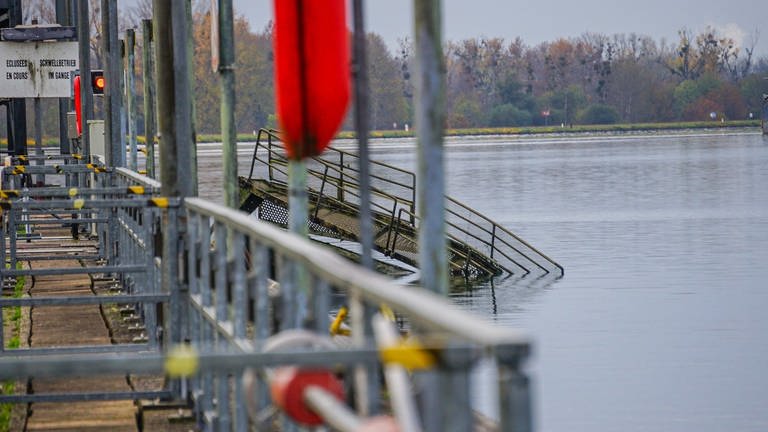 Ein Schiff ist am Samstagmittag gegen die Staustufe einer Schleuse in Iffezheim gefahren