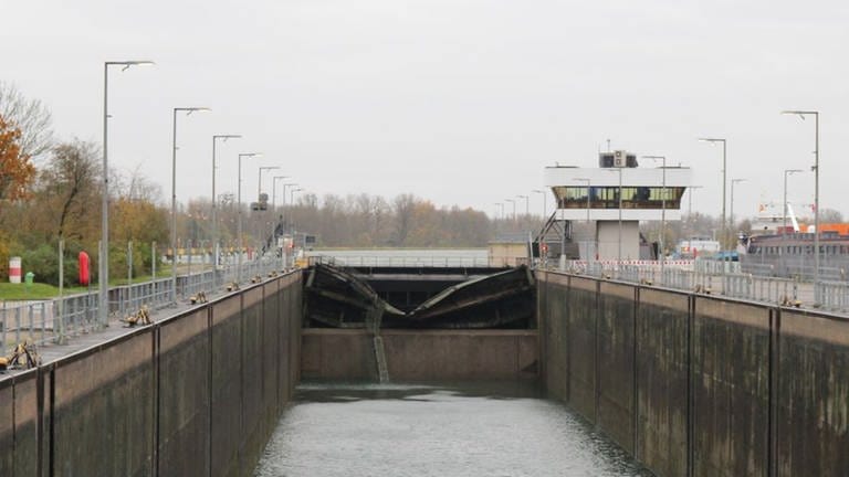 Ein Schiff ist auf dem Rhein bei Iffezheim am Samstagnachmittag gegen die Staustufe einer Schleuse gefahren