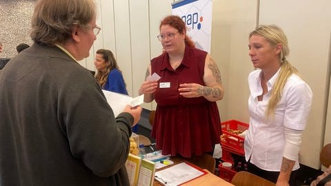 Bei der Messe der Arbeitgeber in Pforzheim war viel los. Auch Mitarbeitende, die beim Versandhaus Klingel vor dem Aus stehen, waren vor Ort.