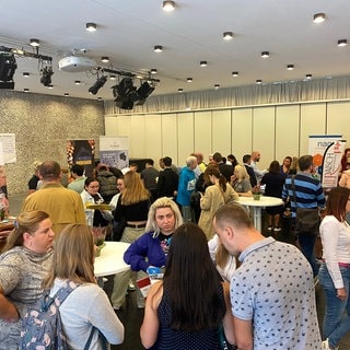 Bei der Messe der Arbeitgeber in Pforzheim war viel los. Auch Mitarbeitende, die beim Versandhaus Klingel vor dem Aus stehen, waren vor Ort.