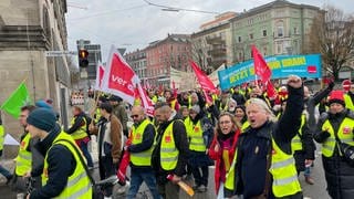 Beschäftigte im Handel und öffentlichen Dienst streiken am Mittwoch in Karlsruhe für mehr Geld.
