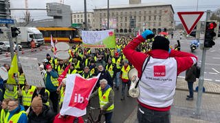Beschäftigte im Handel und öffentlichen Dienst streiken am Mittwoch in Karlsruhe für mehr Geld.