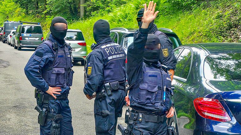 Polizisten bei der Durchsuchung in Althengstett
