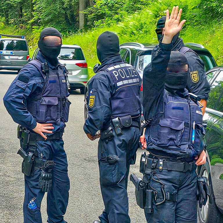Polizisten bei der Durchsuchung in Althengstett