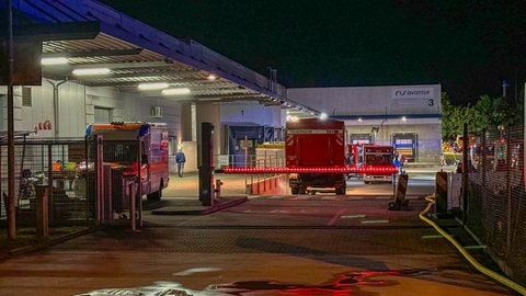 Feuerwehrautos stehen vor Firmengebäude in Bruchsal