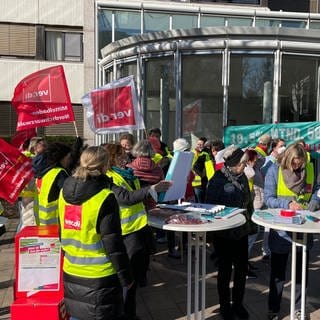 Die Reha-Klinik in Waldbronn gehört zu den SRH Gesundheitszentren. Kundgebung der Beschäftigten mit ver.di vor der Klinik.