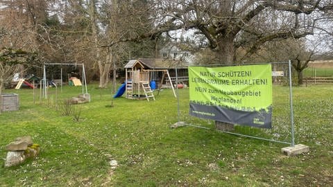 Kommt das Neubaugebiet in Ispringen (Enzkreis)? Ein Demoplakat der Bürgerinitiative "Weglanden" hängt an einem Zaun.