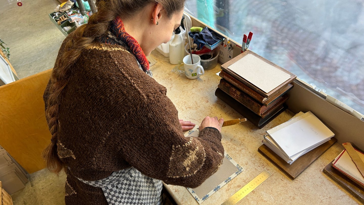 Larissa Ebel ist Buchbinderin aus Leidenschaft. Sie hat sich mit einem eigenen Geschäft in Calw selbsständig gemacht.