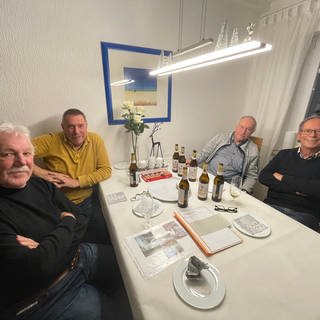 Silvester Party für 50 Jahre: ein paar Männer sitzen zusammen bei Bier und Berliner und erzählen wie das geht. 