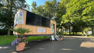Ein mobile Holzcontainer steht momentan für das Modellprojekt im Kurpark von Bad Wildbad (Kreis Calw). Innen: Ein Coworking Space.