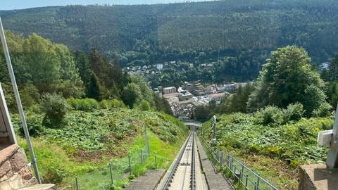 Blick von der Bergstation der Sommerbergbahn ins Tal auf den Kurort Bad Wildbad (Kreis Calw). Hier könnte bald für das Modellprojekt ein Coworking Space entstehen.