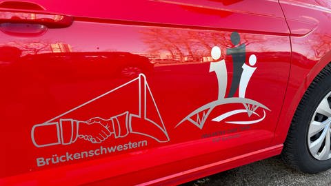 Das Logo der Brückenschwestern prangt auf jedem Auto