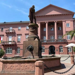 Der Brunnen des Großherzog-Ludwig-Denkmals vor dem Karlsruher Rathaus