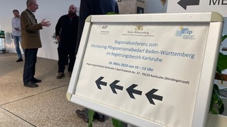 Schild von Konferenz zu Ergebnissen einer Studie über die Situation der Pflege in Karlsruhe und UmgebungRegion.