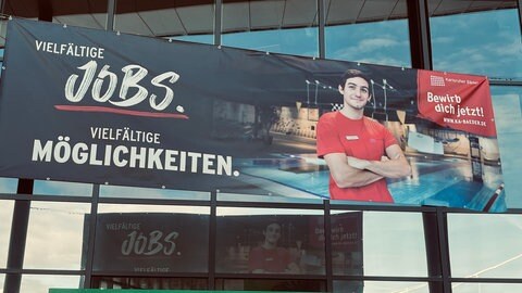 Plakat mit der Aufschrift "Bewirb dich jetzt bei KA-Bäder.de"