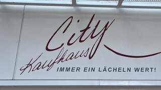 Ein Schild am Eingang des City-Kaufhauses in Gaggenau