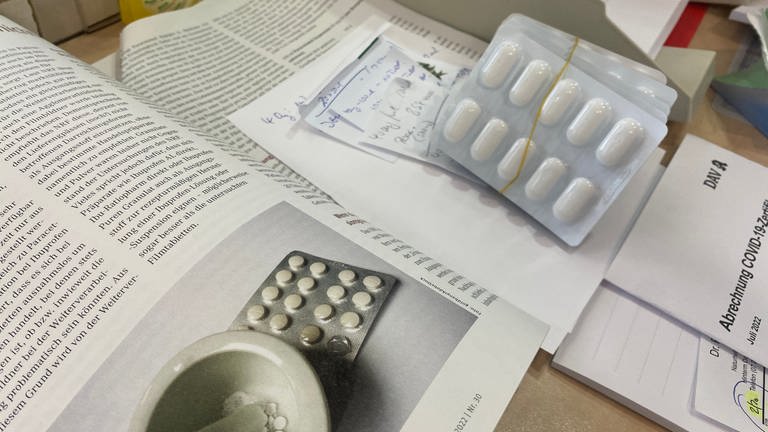 Weil Ibuprofen im Moment nur in Form von Tabletten verfügbar ist, müssen die pharmazeutisch-technishcen Assistentinnen die Tabletten zunächst mit einem Mörser pulverisieren.  