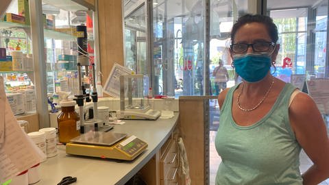 Die pharmazeutisch-technische Assistentin Michaela Ripp ist in der Goethe-Apotheke in Ettlingen für die Herstellung des Fiebersaftes zuständig. 