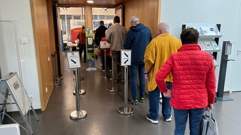 Der Andrang auf die Impfung gegen Corona oder Grippe bei der Aktion von vier Apotheken in Karlsruhe war groß.