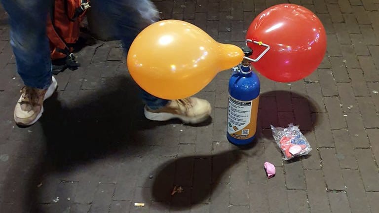Kartusche voll mit Lachgas und Luftballons; das Rauschmittel wird immer beliebter. Vor kurzem hat es ein Vorfall bei Baden-Baden gegeben.
