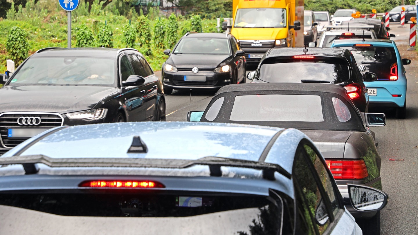 Verkehrslärm in der Stadt; In der Stadt Bruchsal ist der Lärm besonders laut. Das hat eine Studie der LUBW herausgefunden.