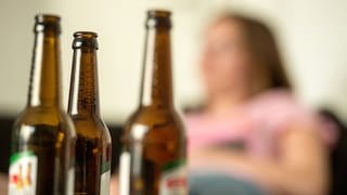 Bierflaschen im Vordergrund: kein Anstieg von Suchtkranken wegen Coronakrise