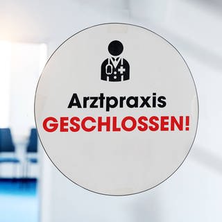 Ein Schild einer geschlossenen Arztpraxis. Die medizinische Notfallversorgung im Kreis Karlsruhe ist laut Experten in Gefahr.