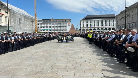 Polizisten gedenken auf dem Marktplatz in Karlsruhe mit einer Schweigeminute ihres getöteten Kollegen in Mannheim.