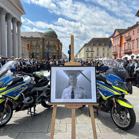 Polizisten gedenken auf dem Marktplatz in Karlsruhe mit einer Schweigeminute ihrem getöteten Kollegen in Mannheim.