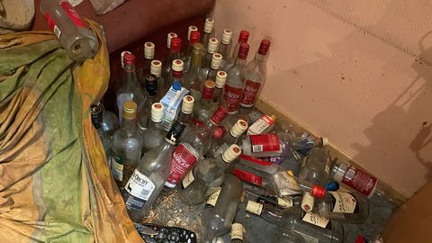 Alkoholflaschen liegen überall in einer Messie-Wohnung in Bretten