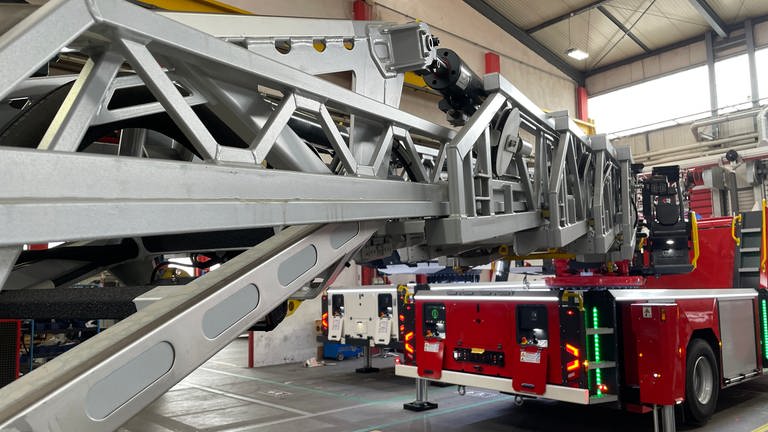 Produktionshalle der Firma Rosenbauer in Karlsruhe: Eine Drehleiter wurde auf ein neues Feuerwehrfahrzeug montiert.