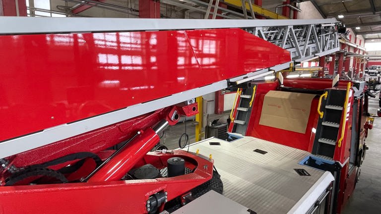 Produktionshalle der Firma Rosenbauer in Karlsruhe: Die Drehleiter muss millimetergenau auf dem Chassis des Feuerwehrfahrzeugs sitzen.