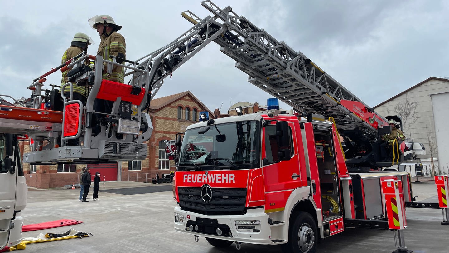 Feuerwehrleute aus Baden-Baden trainieren bei der Firma Rosenbauer in Karlsruhe mit ihrem neuen Fahrzeug und der 32 Meter langen Drehleiter