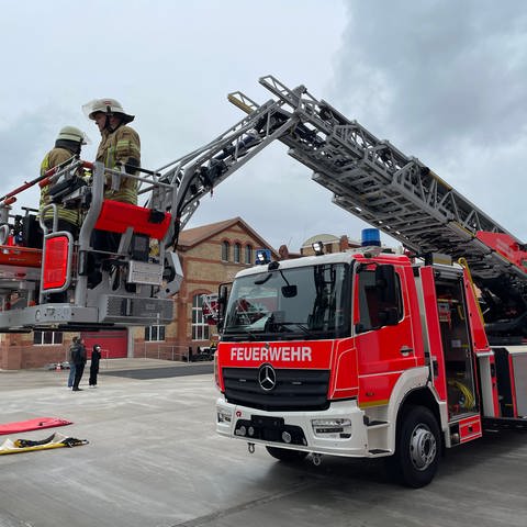 Feuerwehrleute aus Baden-Baden trainieren bei der Firma Rosenbauer in Karlsruhe mit ihrem neuen Fahrzeug und der 32 Meter langen Drehleiter
