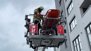 Die Feuerwehr aus Baden-Baden trainiert bei der Firma Rosenbauer in Karlsruhe Rettungseinsätze mit ihrem neuen Fahrzeug und der Drehleiter.