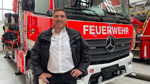 Michael Kristeller, Geschäftsführer von Rosenbauer Karlsruhe, steht neben dem neuen Rettungsfahrzeug für die Feuerwehr Baden-Baden.