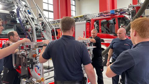 Die Feuerwehr aus Baden-Baden trainiert bei der Firma Rosenbauer in Karlsruhe mit ihrem neuen Fahrzeug - inklusive Drehleiter und Rettungskorb.