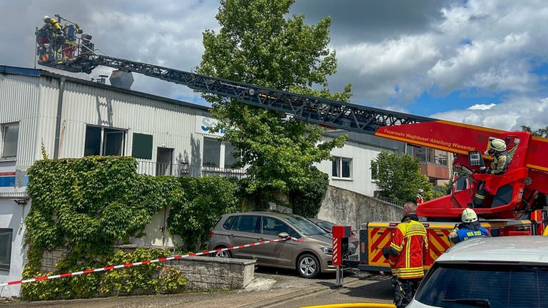 Einsatzkräfte waren bei einem Brand in Graben-Neudorf im Landkreis Karlsruhe im Einsatz.