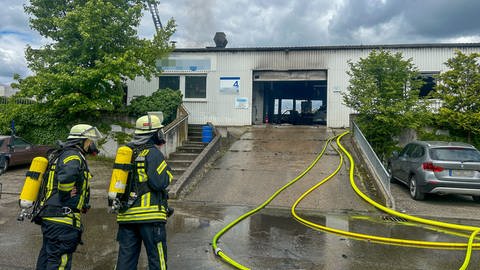 In Graben-Neudorf im Kreis Karlsruhe hat es in einem Lackierbetrieb gebrannt.