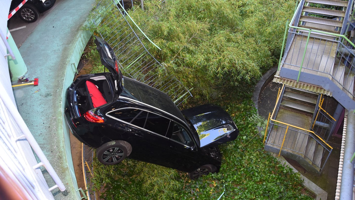 In Baden-Baden ist in einem Parkhaus ein Auto etwa fünf Meter in die Tiefe gestürzt.