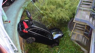 In Baden-Baden ist in einem Parkhaus ein Auto etwa fünf Meter in die Tiefe gestürzt. 
