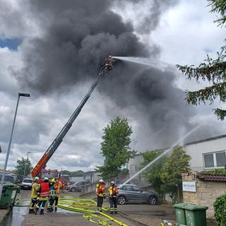 Feuerwehr im Brandeinsatz in Graben Neudorf. Dort brannt am Dienstag eine Lackiererei aus