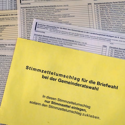 Symbolbild: Umschlag und Unterlagen für die Briefwahl der Kommunalwahl 2024