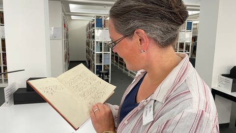 Die Historikerin Annika Stello begutachtet in der Landesbibliothek in Karlsruhe ein Tagebuch aus dem Jahr 1840.