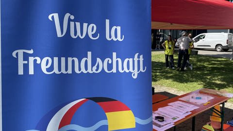 Ein Plakat beim deutsch-französischen Schulsportfest in Karlsruhe
